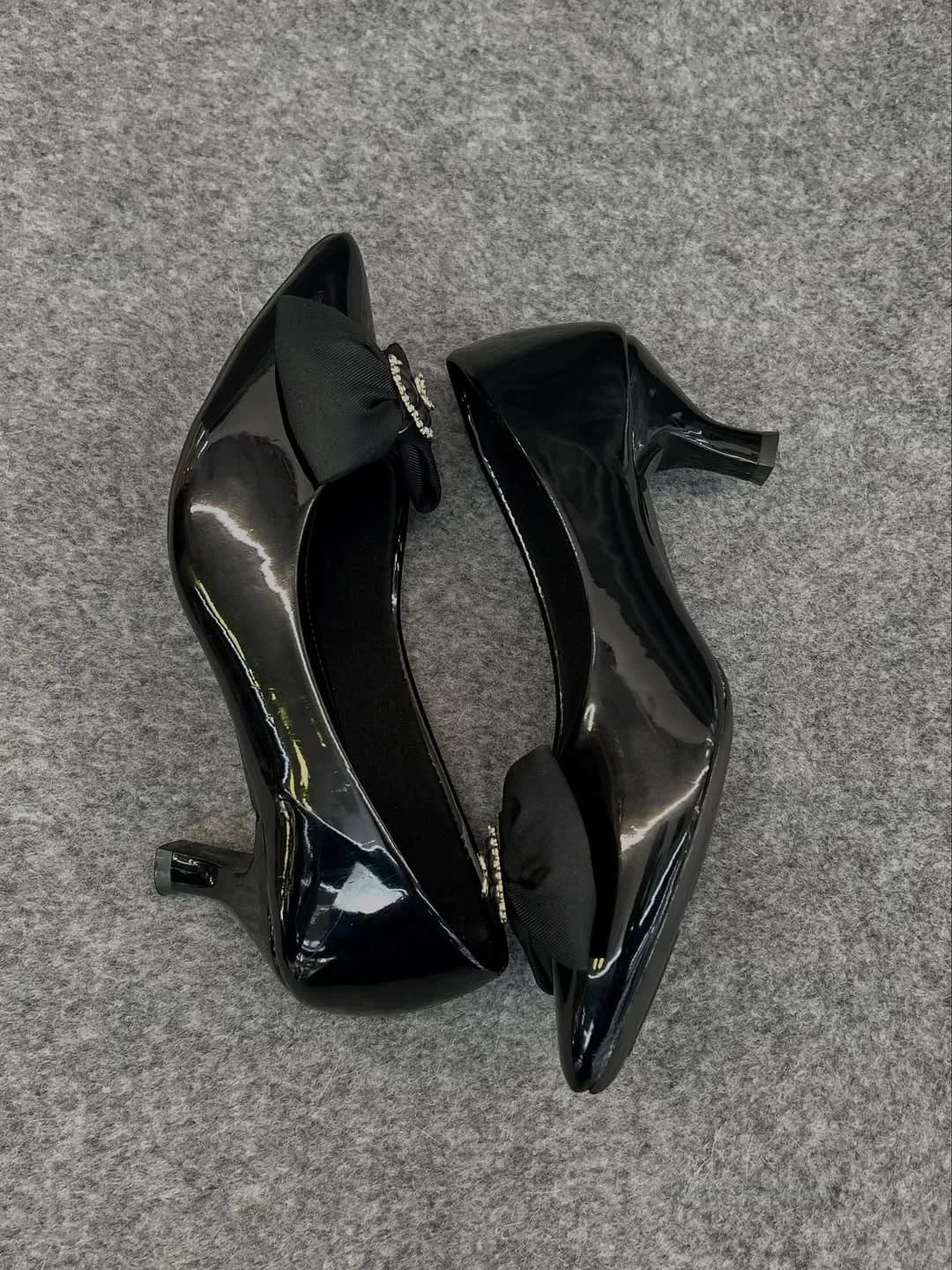 Urbantoes Midnight Gloss Pointed-Toe Kitten Heels – Bow Detail & Rhinestone Brooch