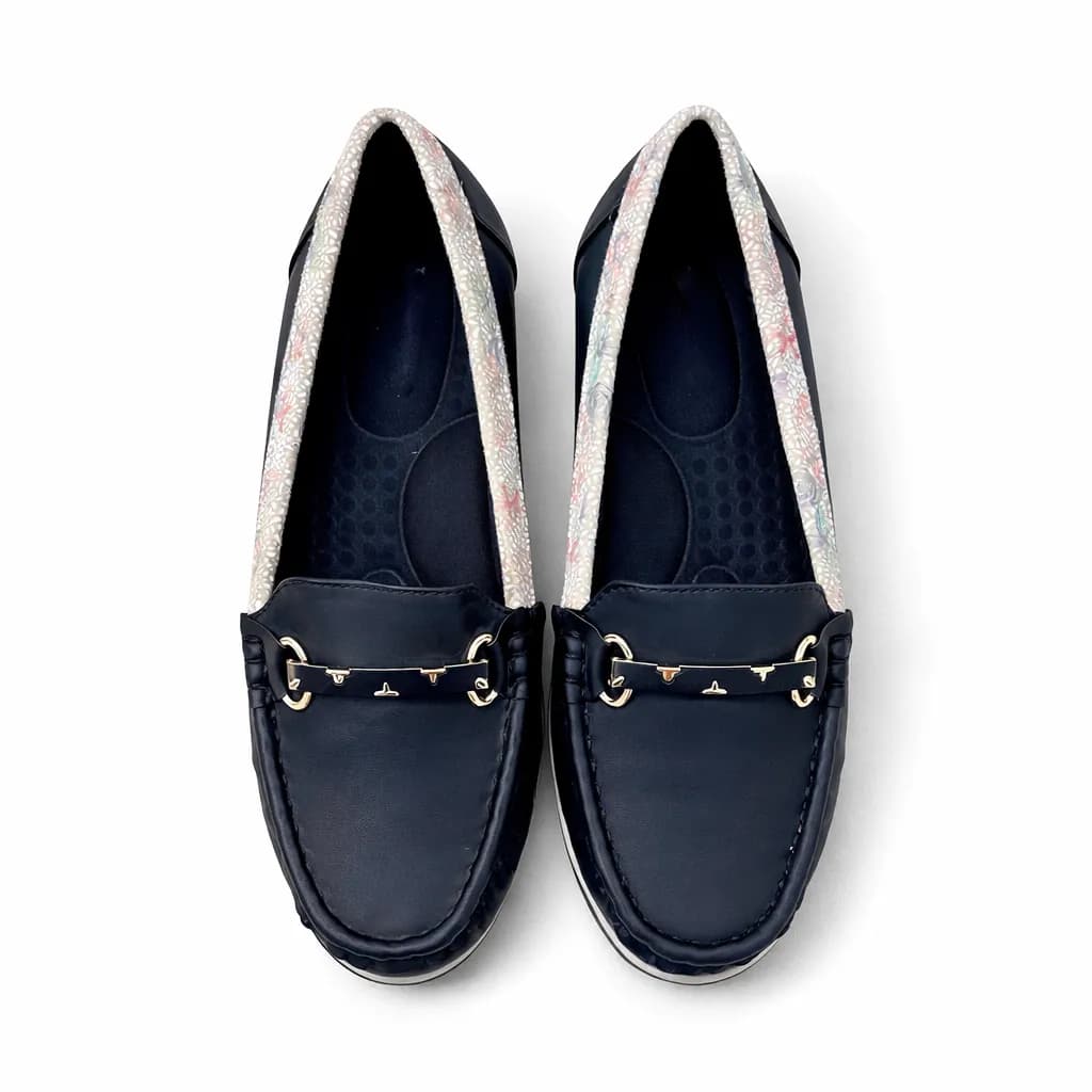 Women’s Comfortable Black Loafers with Cushioned Sole