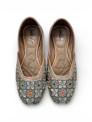 antique golden Punjabi jutti